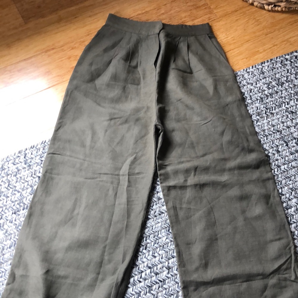 First rite linen/rayon blend wide leg pants. Great capsule piece. Medium